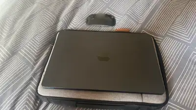 Macbook NEUF!!!!!plus ou moins 10h d’utilisation viens avec sourie Apple lecteur de carte. 13 pouce...