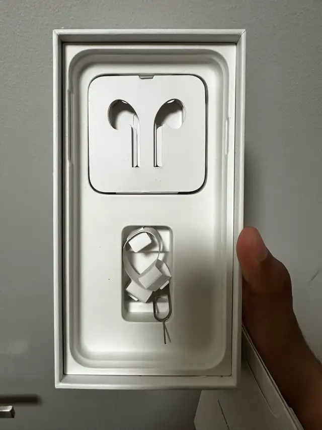 iPhone XS Max 256gb Box in Cell Phones in Markham / York Region - Image 6