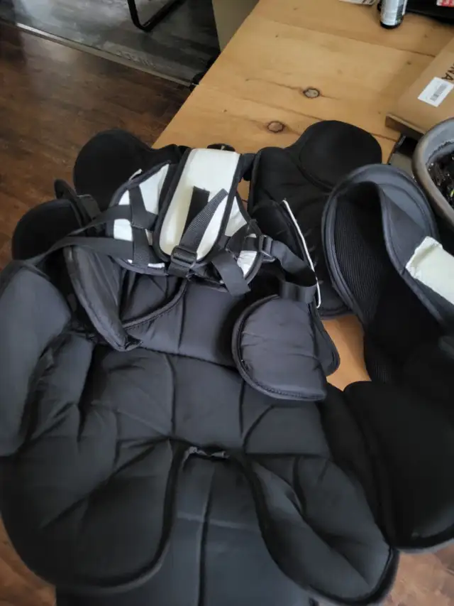 Men's Senior Goalie Equipment in Hockey in Norfolk County - Image 9