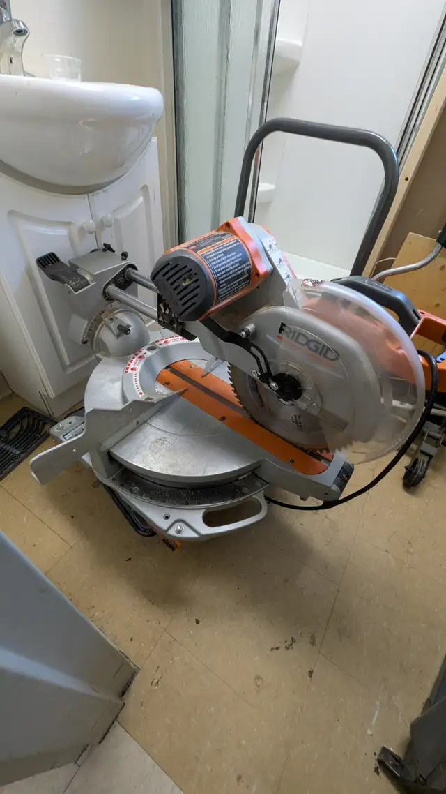 12" dual-bevel sliding mitre saw with mobile work stand in Power Tools in Kitchener / Waterloo - Image 2