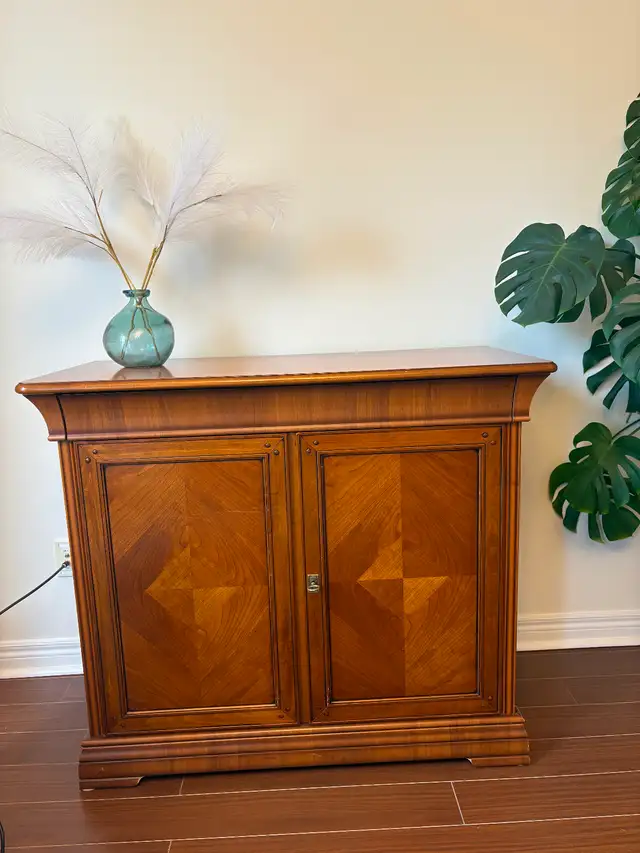 Italian dinning table and chairs with buffet cabinet in Dining Tables & Sets in Markham / York Region - Image 4
