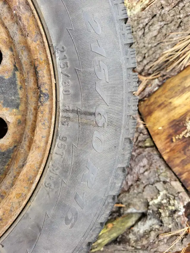 4 pneus d'hiver sur rims + 1  (2x 215/60 R16  3x 205/65 R16) in Tires & Rims in Laval / North Shore - Image 4