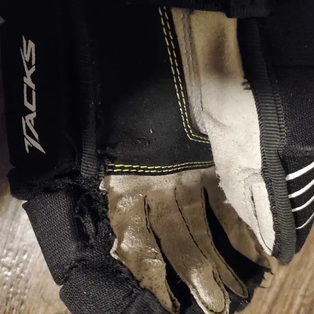 Kids 10" CCM TACKS Hockey Gloves Jr. Hockey Gloves  in Hockey in Barrie - Image 5