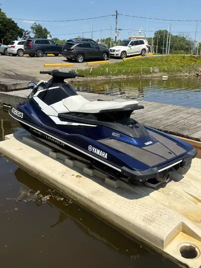 Deux Motomarine Waverunner ex sport avec +/- 65hrs,prêt pour la saison incluant remorque double Kara...