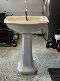 Lavabo sur pied / Sink on a pedestal