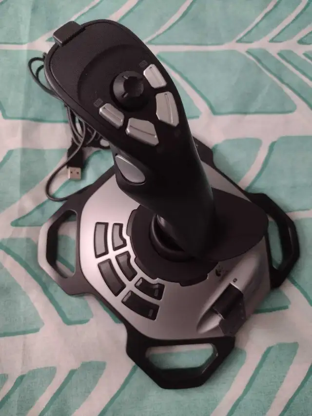 Logitech Extreme 3D Pro in Other in City of Montréal - Image 6