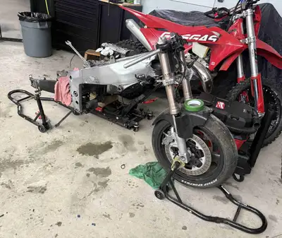 I have a 1992 ZX7R parted out. Let me know what you need. Frame and fairings not available. Have eng...