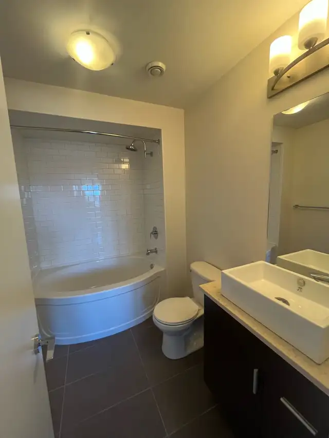 Downtown south facing 2 bed plus den, 2 bath condo in Long Term Rentals in Whitehorse - Image 6