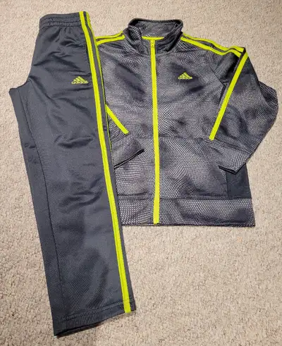 Ensemble Adidas (taille 7), View more