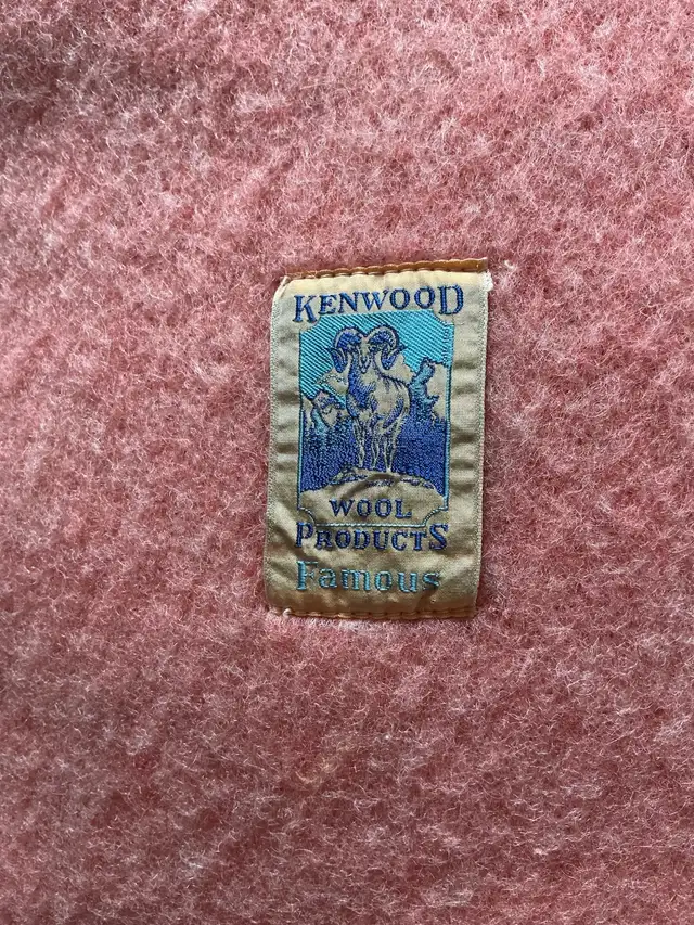 Vintage Kenwood Dusty Rose 100% Wool Blanket in Bedding in Ottawa - Image 3