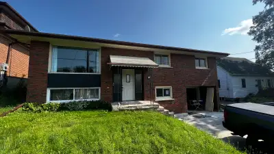 1 bedroom with desk for student available immediatly. close to busses for Trent University and Flemm...