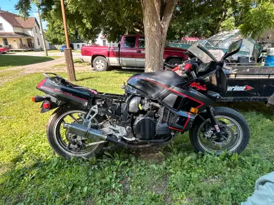 1988 Kawasaki 750 good bike needs and upper fairing on left side bike runs good has new fuel lines n...