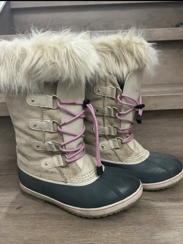 Sorel Winter Boots - youth Size 6 /woman size 7.5-8 in Women's - Shoes in Calgary - Image 2
