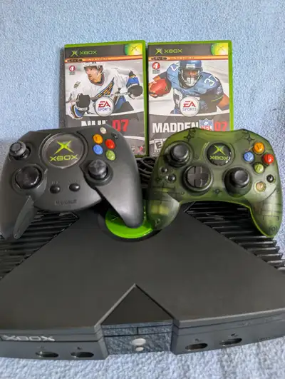 XBox 1ère génération + 2 manettes + 2 jeux, View more
