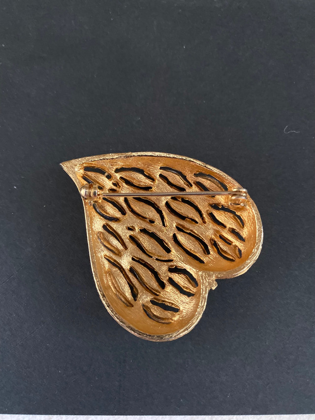 Vintage rhinestone heart brooch in Jewellery & Watches in Delta/Surrey/Langley - Image 2