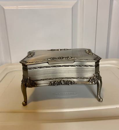 Vintage Jewelry Box in Arts & Collectibles in Burnaby/New Westminster - Image 4