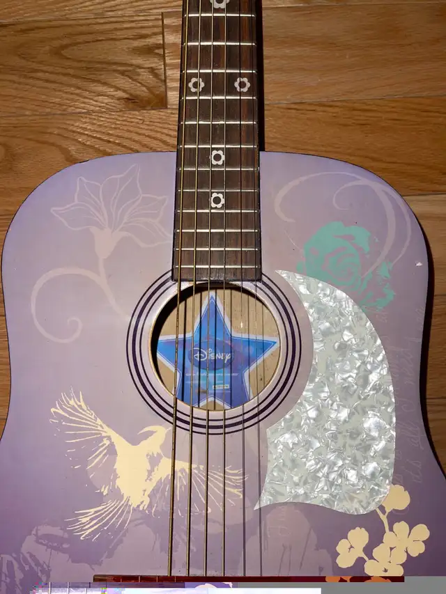 Disney  Washburn Hannah Montana Acoustic Guitar in Guitars in City of Montréal - Image 4