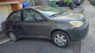 Toyota Echo 2005, 295 000 km - contact 514-485-2010 Voiture économique et très fiable, démarre et ro...