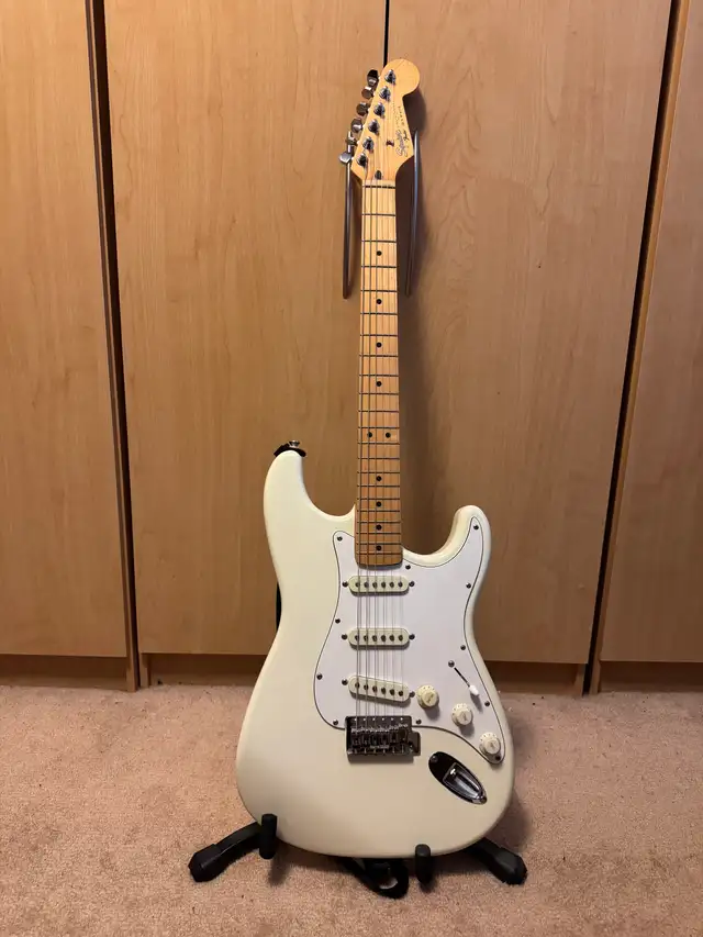 Fender Squier Stratocaster (USA) and hard shell case in Guitars in Ottawa - Image 2