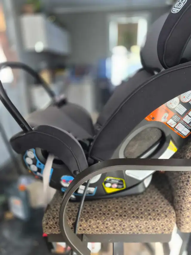 Child car seat in Strollers, Carriers & Car Seats in Sudbury - Image 2