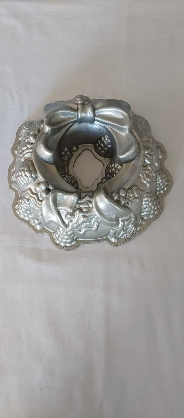 Nordic Ware Holiday Wreath Pan. in Kitchen & Dining Wares in Calgary - Image 3