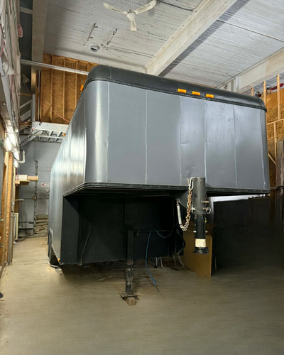 À VENDRE : Remorque fermée - Plaquée artisanale Entreposée à l'intérieur. Dimension Extérieur : 9' H...