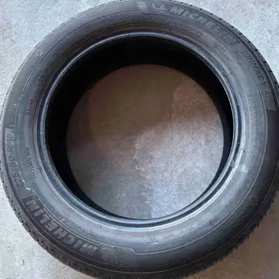 One all seasonal Michelin Primacy Tire. No rim, good tread, no cracks. Size is 225/60R18. Excellent...