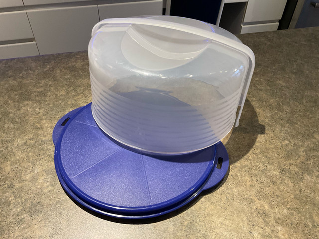 Tupperware Round Cake Taker. Like New! in Kitchen & Dining Wares in Kamloops - Image 2