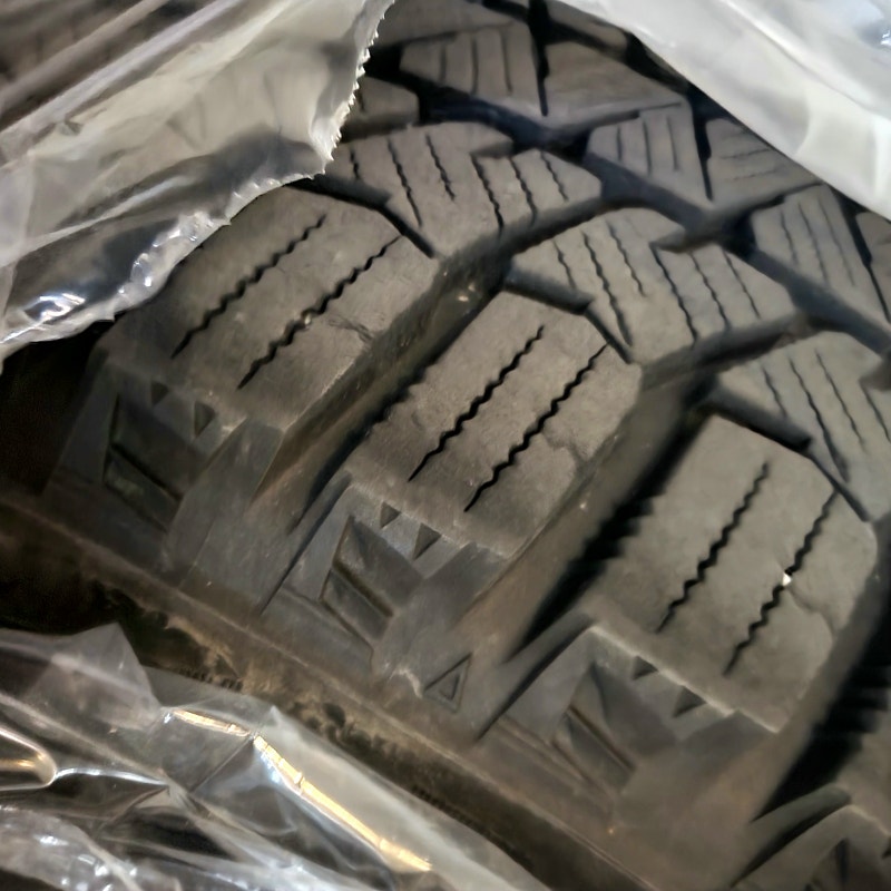 Sell used winter tire 205/55R16[Bridgestonews90] with rims Tires