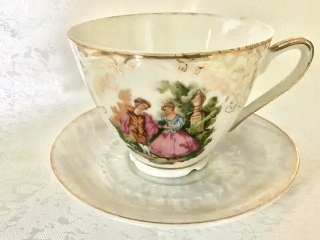 Vintage teacup & saucer white lustreware, courting couple, Japan in Arts & Collectibles in City of Montréal - Image 2