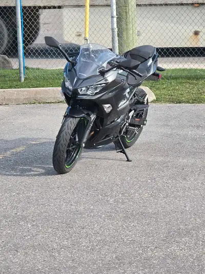 Kawasaki ninja 400 ABS for sale. Great condition with a very minor scratch on the Front tip and exha...