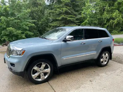 154,000kms. Heated seats / steering wheel. Leather interior. Moon Roof. 1 set of studded winters on...