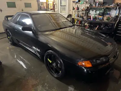 PARE-BRISE NEUF DE NISSAN SKYLINE R32 GTS ET GTR . PHOTO À TITRE INDICATIF . JE PEUX VOUS FAIRE EXPÉ...
