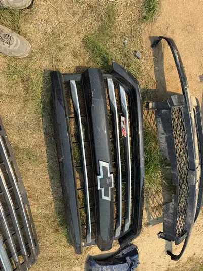 Assorortment of body parts , some used/ new, also assorted single bushwacker flares message what you...