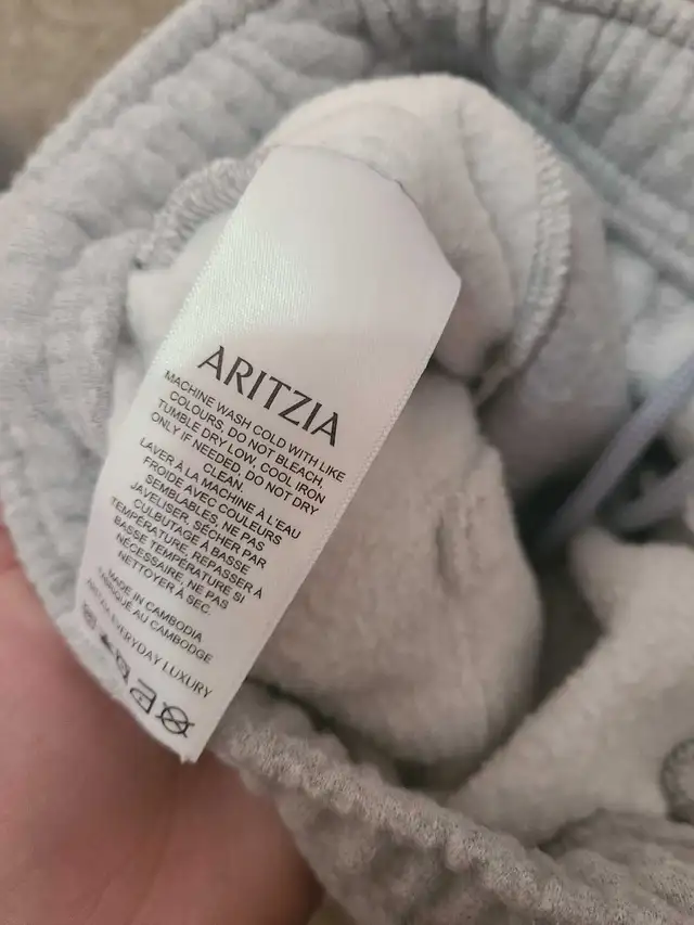 Aritzia - Sweatfleece cargo sweatpant in Women's - Bottoms in Markham / York Region - Image 5