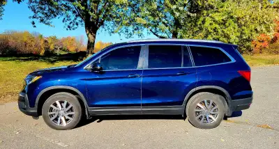 The 2021 Honda Pilot EX-L Navi is a midsize, three-row AWD SUV equipped with a 3.5L V6 engine and st...