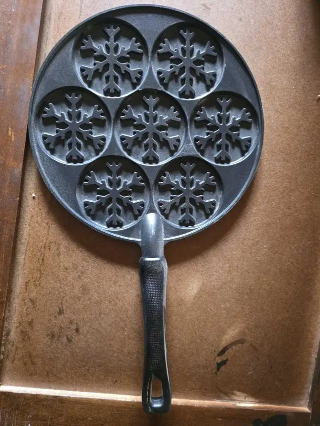 Cast iron Snowflake Pancake Pan in Kitchen & Dining Wares in Ottawa - Image 2