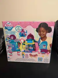 Disney Junior Alice’s Wonderland Bakery Playset new in box