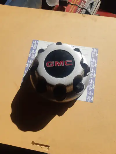Silver Center Cap for GMC Sierra / Savanah 8 Bolt Wheel. One only. Part # 09597161 Thanks for lookin...