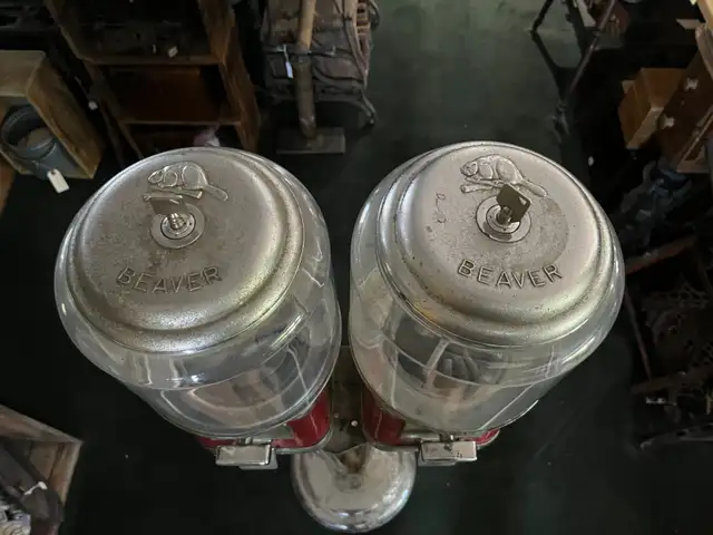 Vintage 1960’s Beaver double Gumball Machine with chrome stand in Arts & Collectibles in North Bay - Image 3