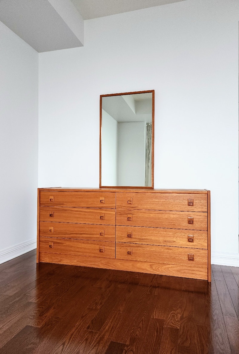 Teak Dresser with Mirror (Midcentury Modern) / Commode en Teck Dressers & Wardrobes