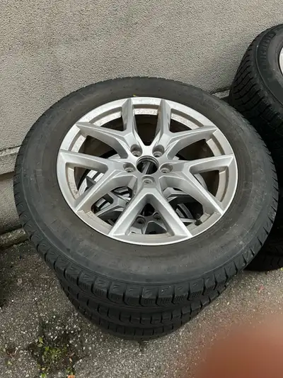 Sold my 2019 xc60 and now looking to sell this set of Volvo OEM rims and Michelin Latitude tires tha...