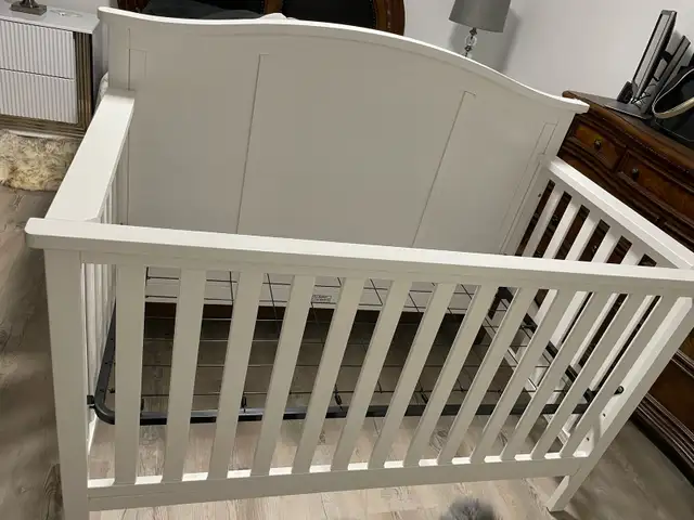 Crib, Mattress and Matching Change Table in Cribs in Mississauga / Peel Region - Image 5