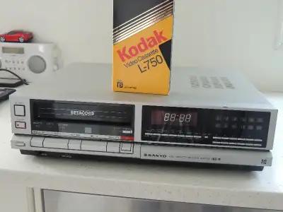 Sanyo VCR4020 Betacord Beta-II,Beta-III Video recorder w/2 tapes