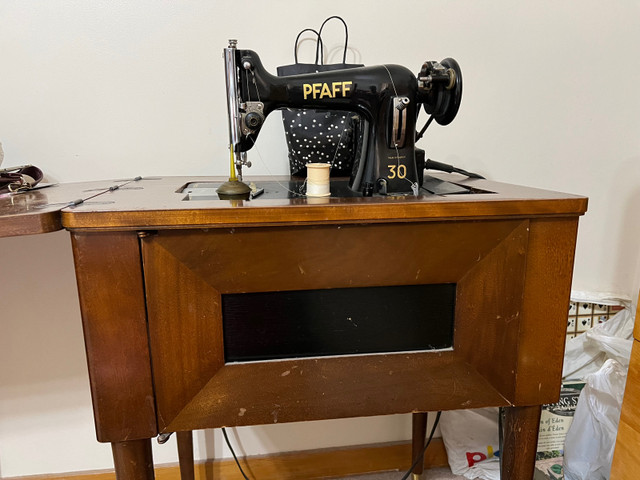 Sewing machine in Hobbies & Crafts in Edmonton - Image 2