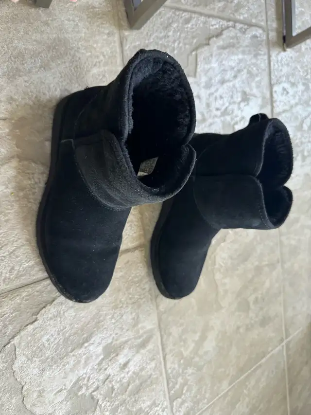 UGG ladies boots in Women's - Shoes in Markham / York Region - Image 3