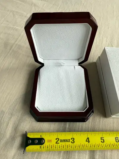 This elegant jewellery display box is in excellent condition and perfect for storing or gifting your...