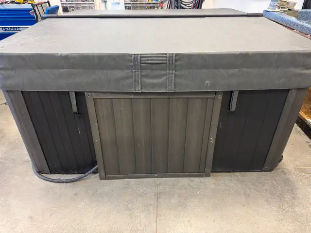 Coast Spa Omega Hot Tub in Hot Tubs & Pools in Strathcona County - Image 8