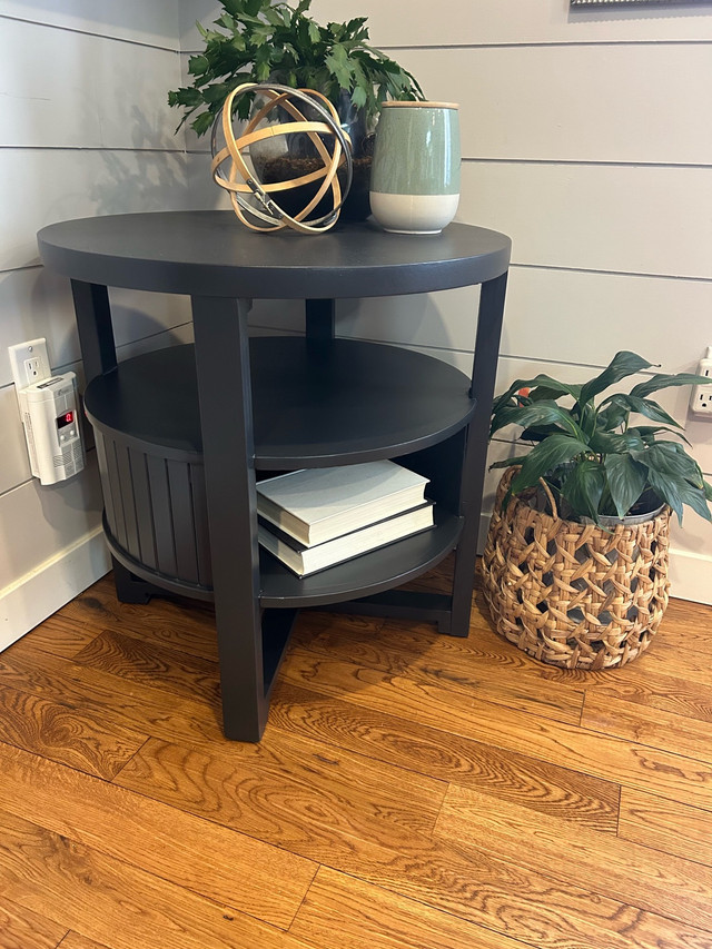sidetable in Coffee Tables in St. Catharines