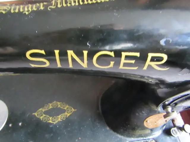 Vintage Singer Sewing Machine - 1949 in Arts & Collectibles in City of Toronto - Image 3